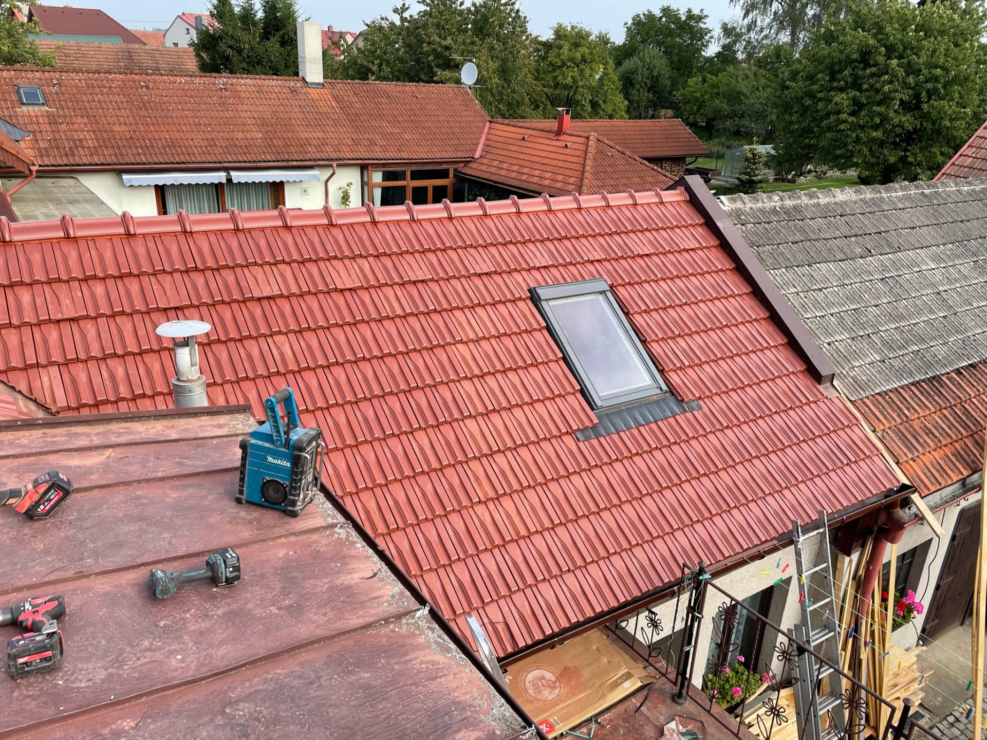 Probíhající oprava šikmé střechy před dokončením